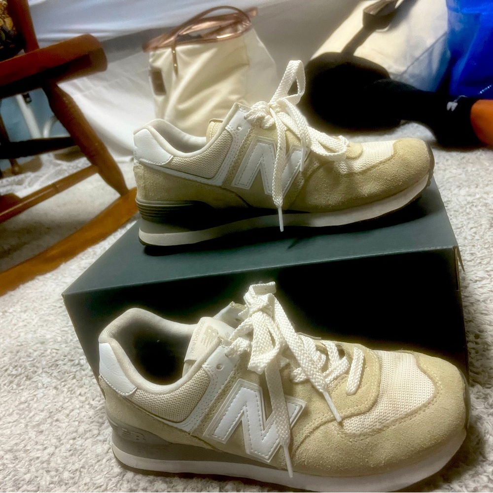 New Balance 574 Core. Color: GREY WHITE Size: Women’s 8.5, fit 7.5